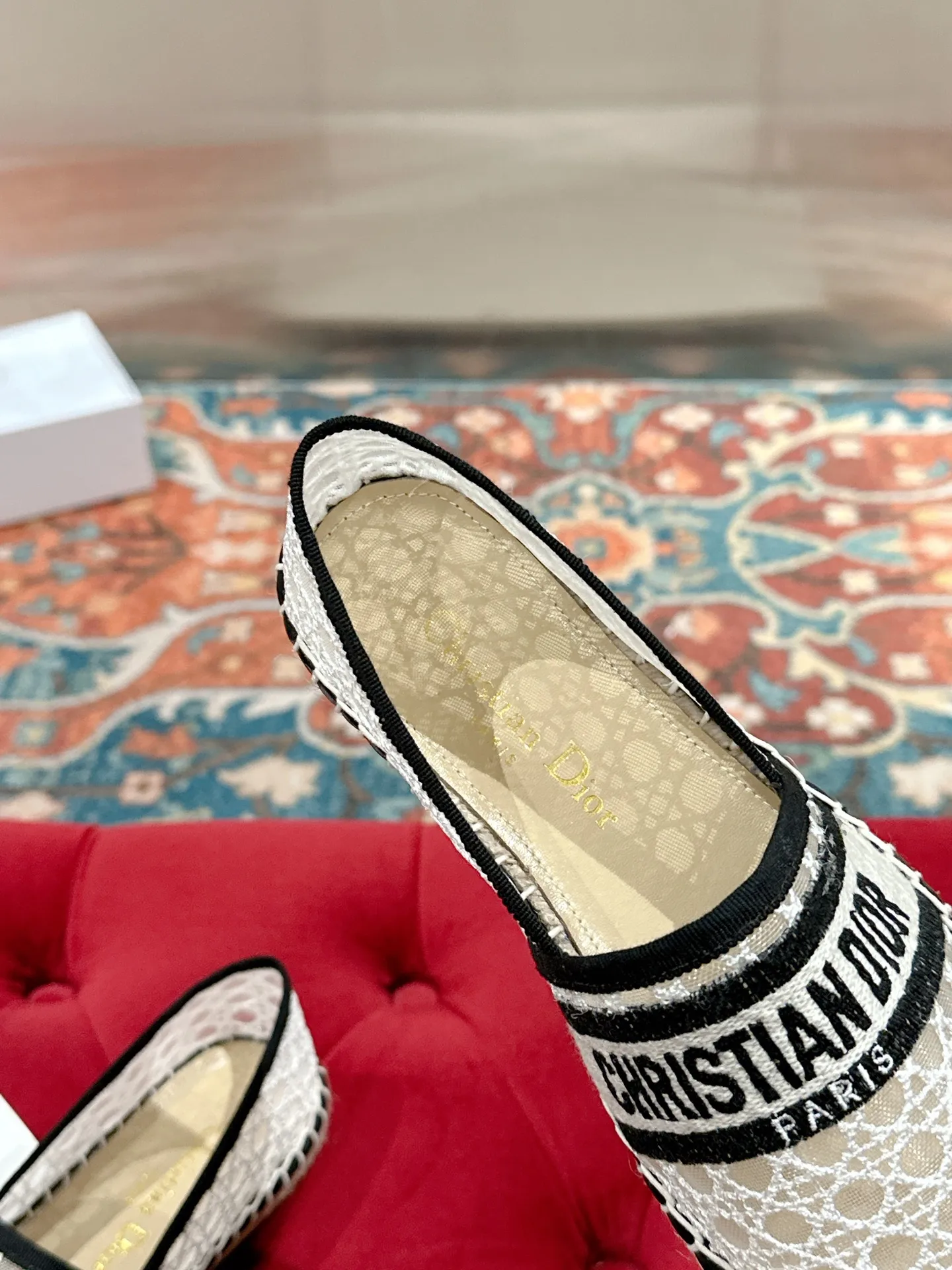 👟👟Ex-factory price 440👟👟 Dior DIOR's new popular early spring fisherman shoes 🆕 Simple, elegant and fashionable, timeless and timeless, it is a classic that will never fade away in the fashion circle, retro fisherman shoes. Original hand-woven surface, electric embroidery technology! Specific cloth surface and rubber outsole. Code number: 35-39 (40.41 customized, non-refundable)
